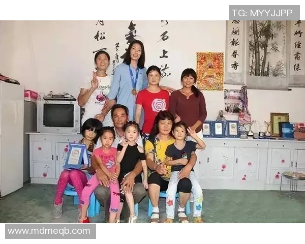 朱婷又一冠军队友当妈了，首晒一家三口全家福，亲吻儿子喜逐颜开